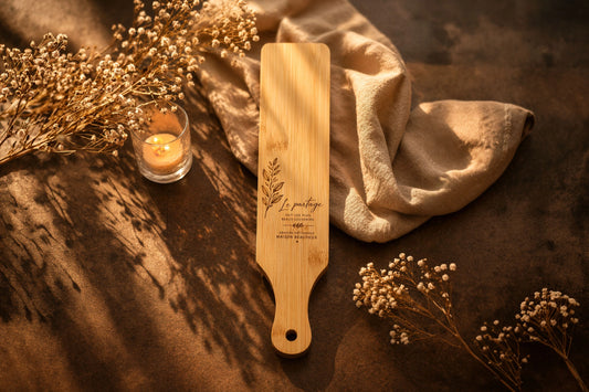 lanche à découper personnalisée en bambou gravée avec poignée, fabrication artisanale Maison Beaudeux