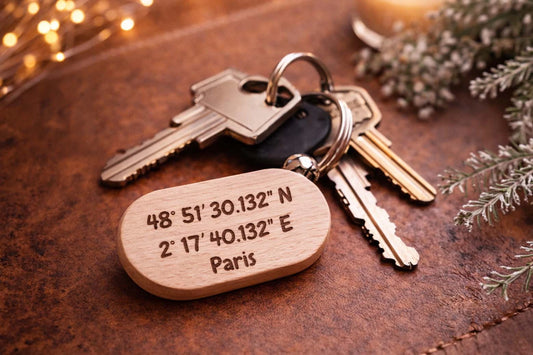 Porte-clé GPS personnalisé en bois avec coordonnées gravées en degrés et minutes, fabrication artisanale Maison Beaudeux